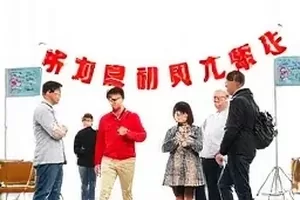 《晨跑五公里》封面：河堤跑道上的晨雾与路灯