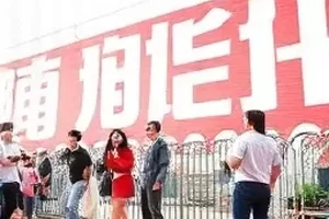 《午后咖啡馆》封面：窗边木桌上的一杯咖啡与摊开的书