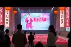 《屋顶天文台》封面：屋顶架起的小望远镜对准夜空