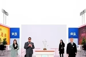 《三分钟探访》封面：手持镜头对着街边摊位的招牌与热气