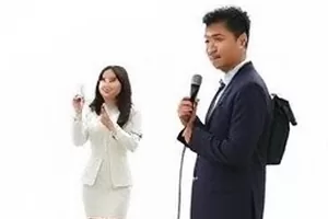 《合租日记》封面：客厅桌上摊开的账单与两副碗筷